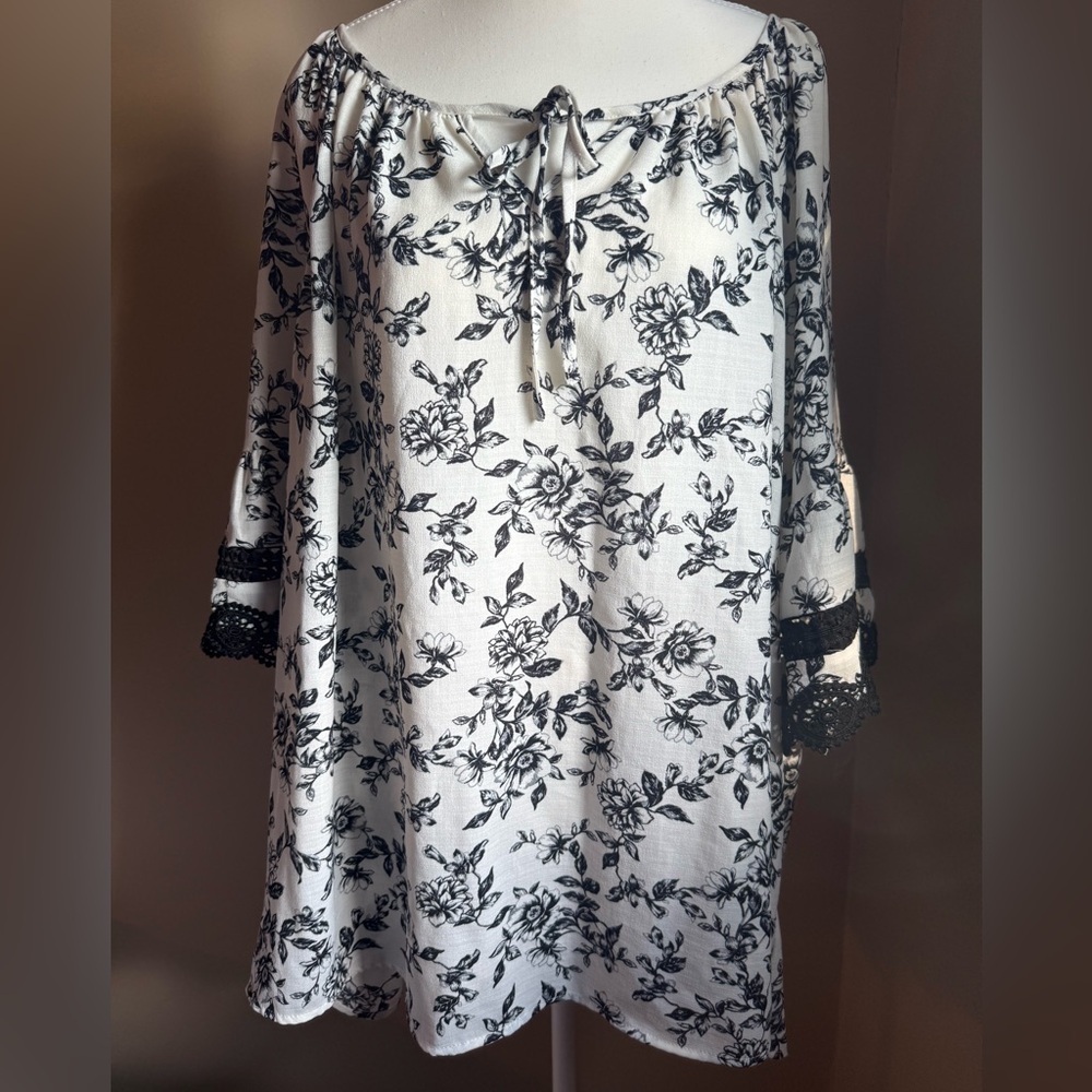 EST. 1946’s Chic Black and White Floral Blouse 27’PTP NWOT